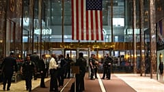 Φρουροί ασφαλείας βρίσκονται στο λόμπι του Trump Tower καθώς ο πρόεδρος Ντόναλντ Τραμπ συναντά τον πρόεδρο της Γαλλίας Εμανουέλ Μακρόν, Δευτέρα 21 Σεπτεμβρίου 2026, στη Νέα Υόρκη.