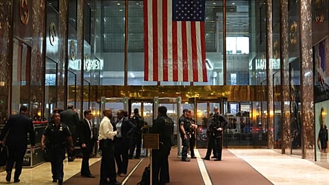 In der Lobby des Trump Tower steht Sicherheitspersonal, Präsident Donald Trump trifft am Montag, 21. September 2026, Frankreichs Präsident Emmanuel Macron in New York.