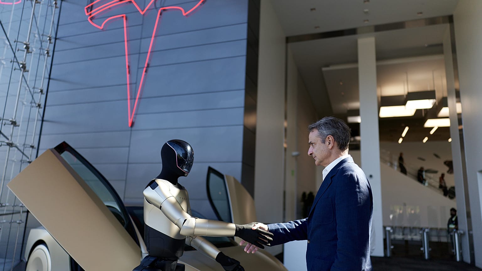 Ο Κυριάκος Μητστπαλης έξω από τα γραφεία της Tesla