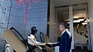 Ο Κυριάκος Μητστπαλης έξω από τα γραφεία της Tesla