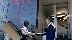 Ο Κυριάκος Μητστπαλης έξω από τα γραφεία της Tesla