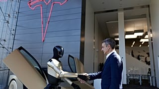 Ο Κυριάκος Μητστπαλης έξω από τα γραφεία της Tesla