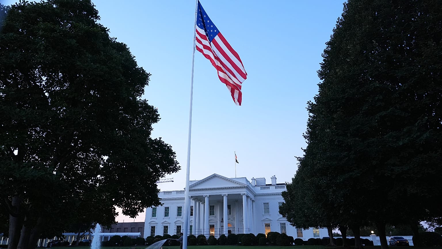 يرفرف العلم الأمريكي على الحديقة الشمالية للبيت الأبيض يوم الاثنين 21 سبتمبر 2026 في واشنطن. (AP Photo/مارك شيفيلباين)