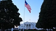 يرفرف العلم الأمريكي على الحديقة الشمالية للبيت الأبيض يوم الاثنين 21 سبتمبر 2026 في واشنطن. (AP Photo/مارك شيفيلباين)
