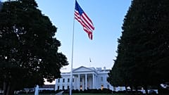 يرفرف العلم الأمريكي على الحديقة الشمالية للبيت الأبيض يوم الاثنين 21 سبتمبر 2026 في واشنطن. (AP Photo/مارك شيفيلباين)