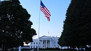 يرفرف العلم الأمريكي على الحديقة الشمالية للبيت الأبيض يوم الاثنين 21 سبتمبر 2026 في واشنطن. (AP Photo/مارك شيفيلباين)