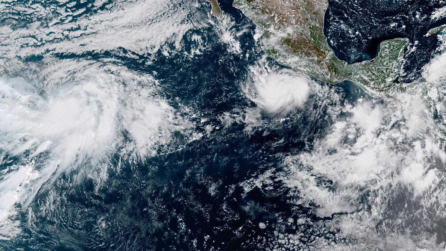 Esta fotografía, facilitada por la NOAA, muestra al huracán Polo ganando intensidad en el océano Pacífico, frente a las costas de México, el lunes 21 de septiembre de 2026. 