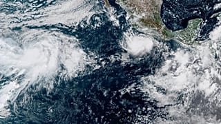 Esta fotografía, facilitada por la NOAA, muestra al huracán Polo ganando intensidad en el océano Pacífico, frente a las costas de México, el lunes 21 de septiembre de 2026. 