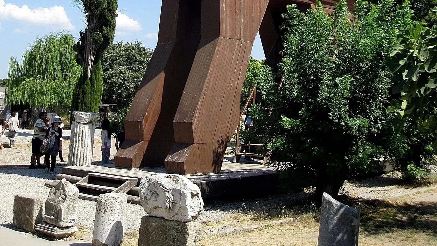 Archives — Une réplique du cheval de Troie à l'entrée du site archéologique de la ville dans l'actuelle Turquie