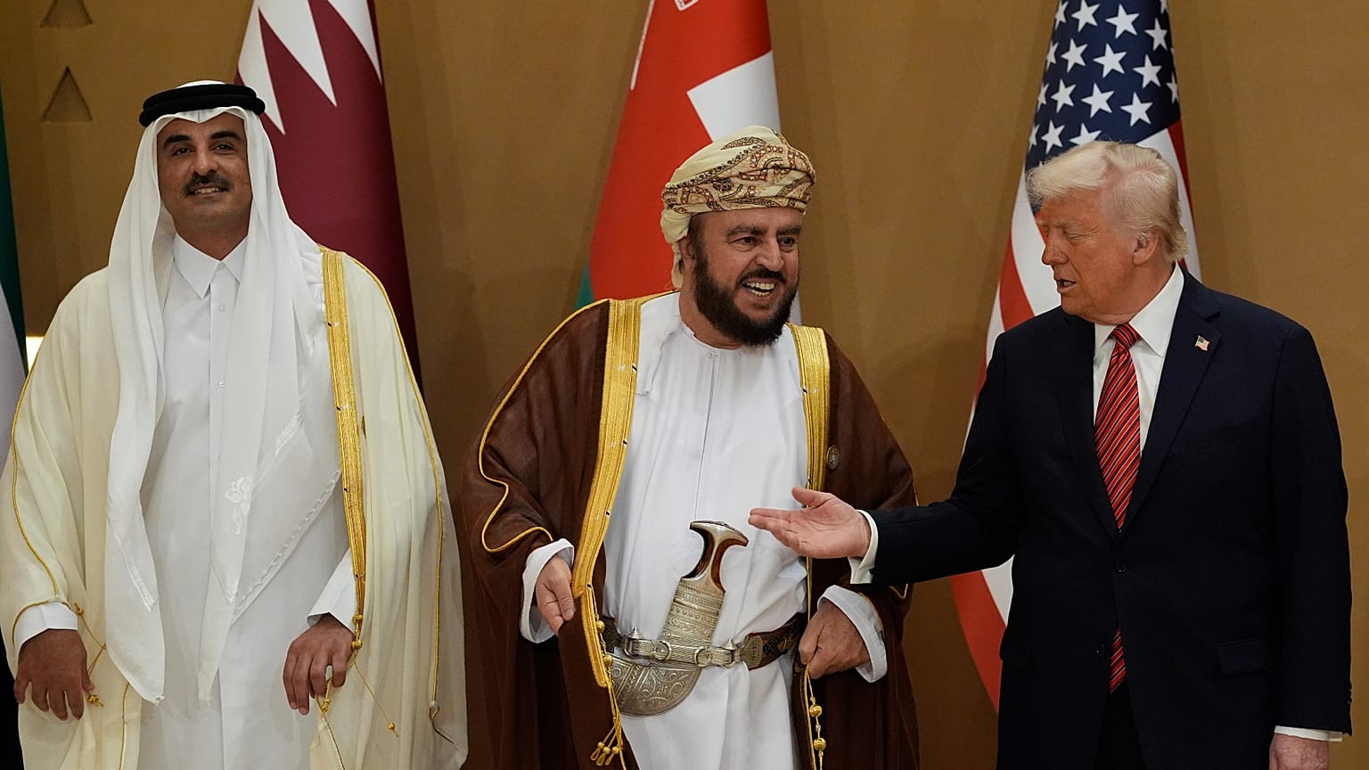 الرئيس الأميركي دونالد ترامب برفقة أمير قطر الشيخ تميم بن حمد آل ثاني ونائب رئيس الوزراء العُماني أسعد بن طارق، خلال قمة مجلس التعاون الخليجي في الرياض، 14 مايو/أيار 2025.