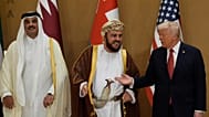الرئيس الأميركي دونالد ترامب برفقة أمير قطر الشيخ تميم بن حمد آل ثاني ونائب رئيس الوزراء العُماني أسعد بن طارق، خلال قمة مجلس التعاون الخليجي في الرياض، 14 مايو/أيار 2025.