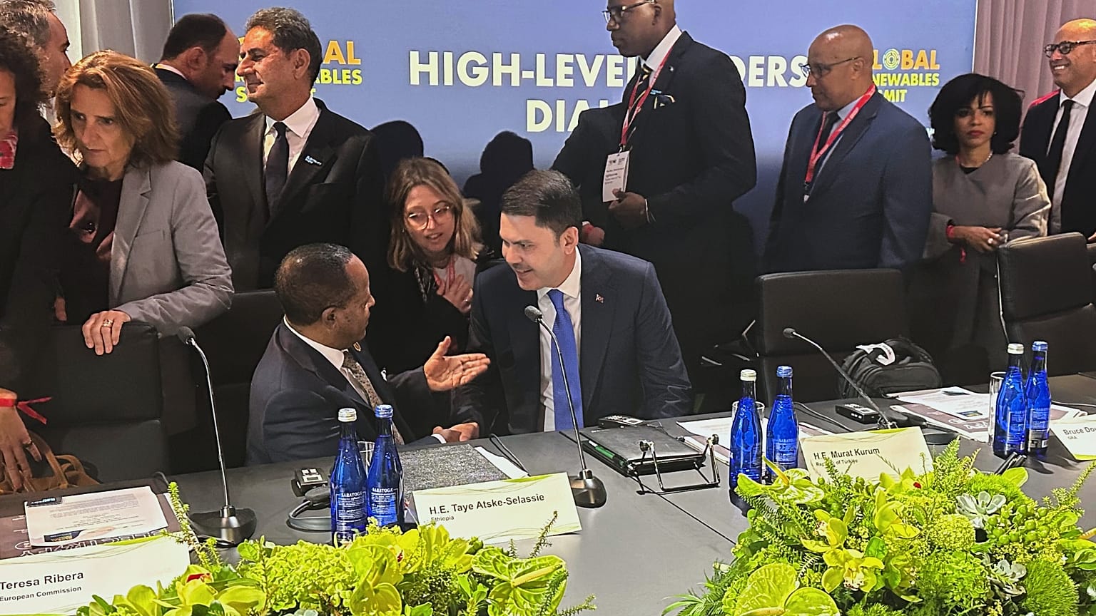 Çevre Bakanı Murat Kurum (sağda) ve Etiyopya Devlet Başkanı Taye Atske Selassie (solda) New York'taki Küresel Yenilenebilir Enerji Zirvesi'nde tokalaşıyor, 21 Eylül 2026.
