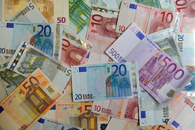 Varios billetes en euros - Ilustración