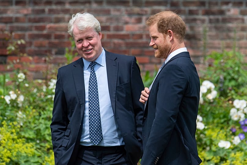 El príncipe Harry del Reino Unido conversa con su tío, el conde Spencer, en el palacio de Kensington, 1 de julio de 2021