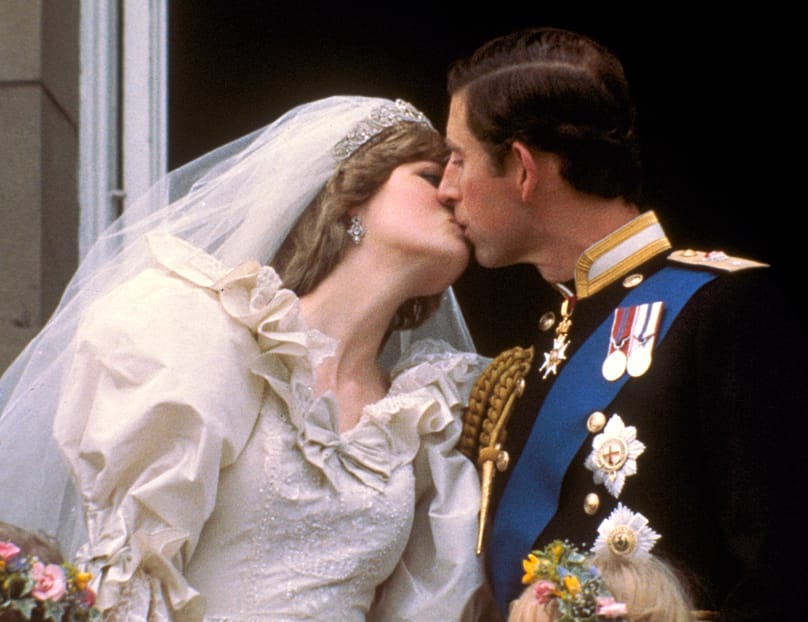 El príncipe Carlos del Reino Unido besa a su esposa, la entonces Diana Spencer, en el balcón del Palacio de Buckingham en Londres, 29 de julio de 1981