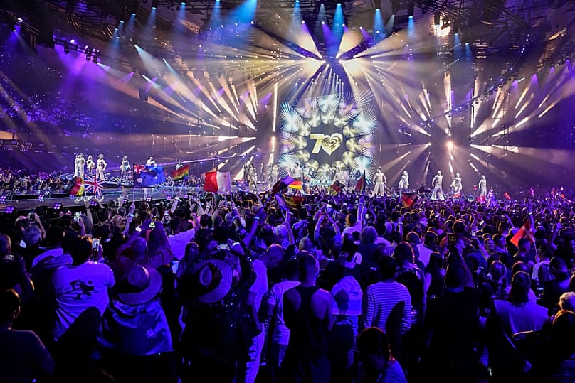 Künstlerinnen und Künstler auf der Bühne, während die Abstimmungsergebnisse im Finale des 70. Eurovision Song Contest in Wien am 16. Mai 2026 ausgewertet werden.