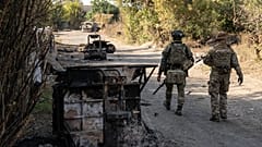 Ουκρανοί στρατιώτες περπατούν στον δρόμο στην πόλη Ντρούζκίβκα, κοντά στην πρώτη γραμμή, στην περιοχή Ντονέτσκ της Ουκρανίας.