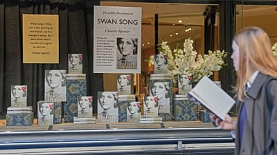 Egy járókelő Earl Spencer új, Diana hercegnőről szóló, „Swan Song: Diana, My Sister” című könyvét nézi egy belvárosi londoni könyvesboltban 2026. szeptember 22-én, kedden.
