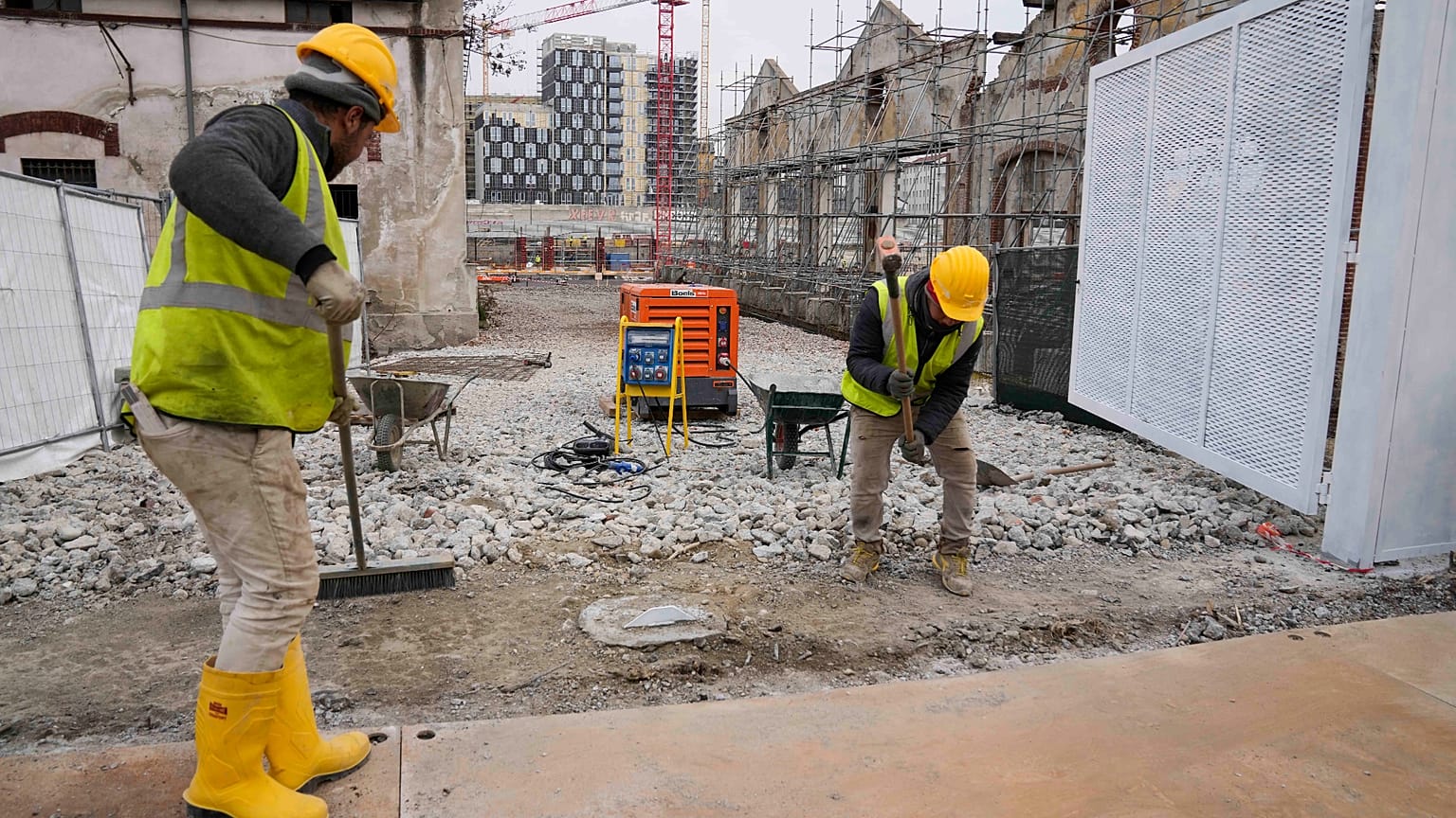 I lavoratori operano all'interno del cantiere del Villaggio Olimpico presso l'ex scalo ferroviario di Porta Romana, a Milano, Italia, mercoledì 1 marzo 2023