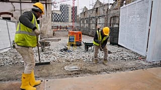I lavoratori operano all'interno del cantiere del Villaggio Olimpico presso l'ex scalo ferroviario di Porta Romana, a Milano, Italia, mercoledì 1 marzo 2023
