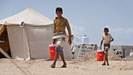 نازحون يمنيون يحملون المياه في مخيم الفردوس غرب عدن، 21 أيلول 2026.