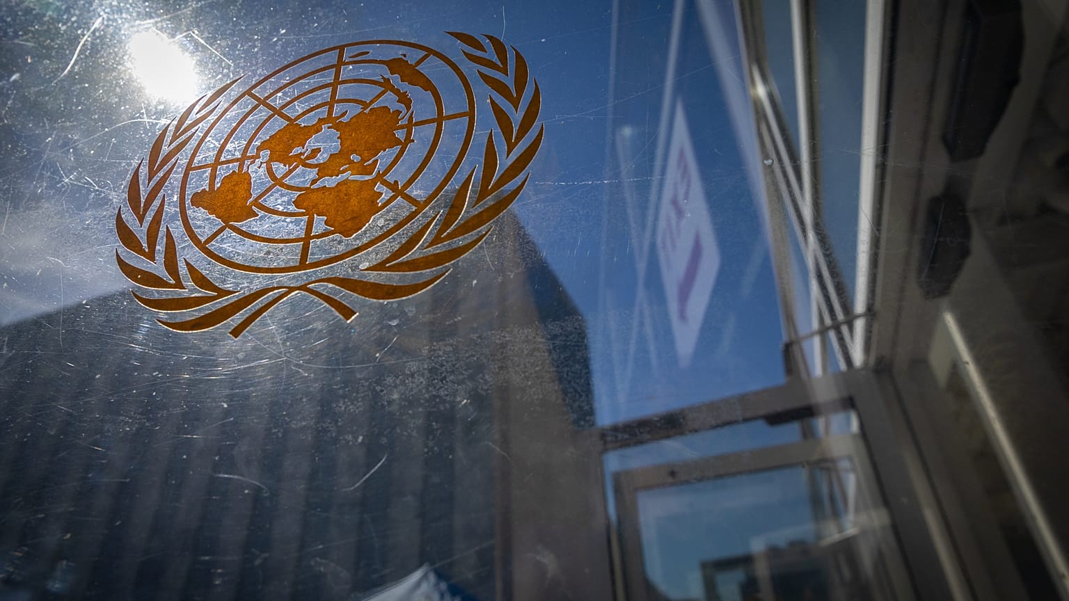 Logo der Vereinten Nationen an einer Sicherheitstür zum UN-Hauptquartier in New York zu Beginn der 81. Tagung der UN-Generalversammlung am 21. September 2026