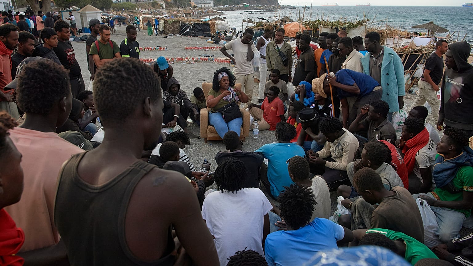 Inmigrantes que cruzaron de Marruecos a España se congregan en una playa del enclave español de Ceuta, España, el miércoles 19 de agosto de 2026.