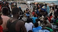 Inmigrantes que cruzaron de Marruecos a España se congregan en una playa del enclave español de Ceuta, España, el miércoles 19 de agosto de 2026.