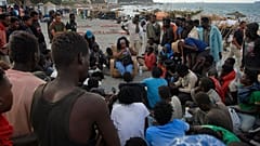 Inmigrantes que cruzaron de Marruecos a España se congregan en una playa del enclave español de Ceuta, España, el miércoles 19 de agosto de 2026.