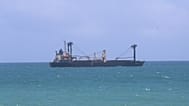 Una nave cargo è ormeggiata al porto di Mogadiscio, in Somalia, domenica 13 settembre 2026. (AP Photo/Farah Abdi Warsameh)