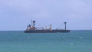 Una nave cargo è ormeggiata al porto di Mogadiscio, in Somalia, domenica 13 settembre 2026. (AP Photo/Farah Abdi Warsameh)