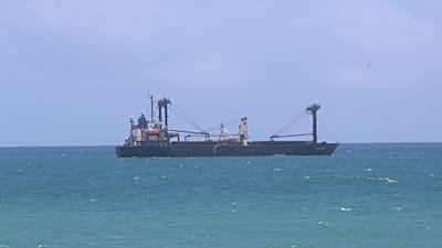 Una nave cargo è ormeggiata al porto di Mogadiscio, in Somalia, domenica 13 settembre 2026. (AP Photo/Farah Abdi Warsameh)
