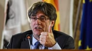 ARCHIVO - El líder catalán Carles Puigdemont habla en una conferencia de prensa en Alguer, Italia, el 4 de octubre de 2021.