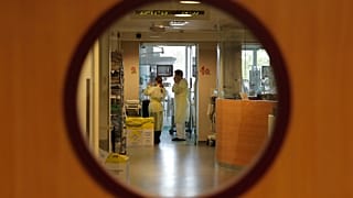 Γιατροί εξετάζουν έναν ασθενή στη μονάδα εντατικής θεραπείας του παιδιατρικού νοσοκομείου «Βασίλισσα Φαβιόλα» στις Βρυξέλλες, Δευτέρα 25 Νοεμβρίου 2013.
