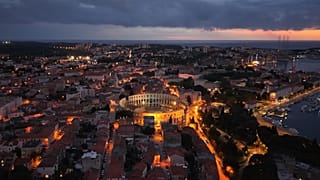 El arte lumínico transforma una antigua ciudad romana