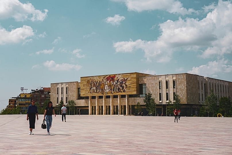 La mosaïque murale à l'extérieur du Musée historique national représente 13 personnages issus de différentes périodes de l'histoire albanaise