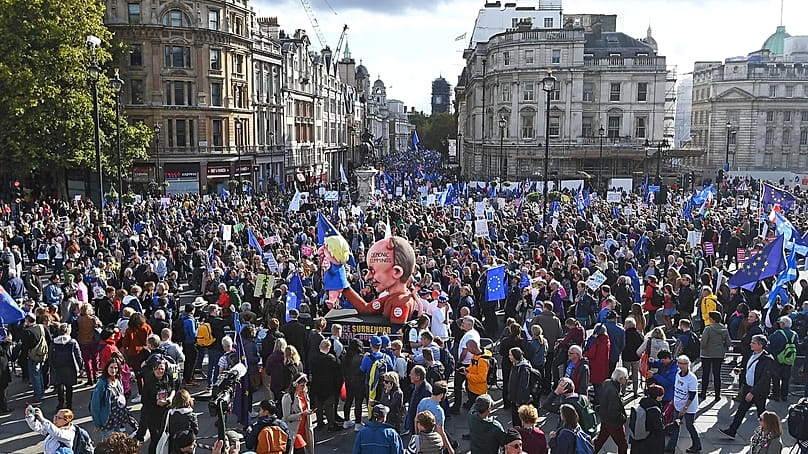 Anti-Brexit-Unterstützer bei einem Protestmarsch über den Trafalgar Square in London, Samstag, 19. Oktober 2019.