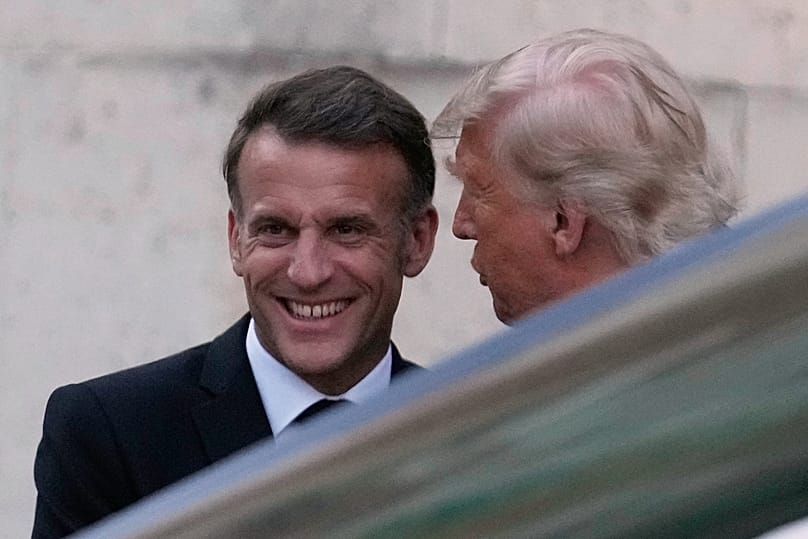 الرئيس الفرنسي إيمانويل ماكرون يستقبل نظيره الأمريكي دونالد ترامب في قصر فرساي قرب باريس، 17 حزيران 2026.