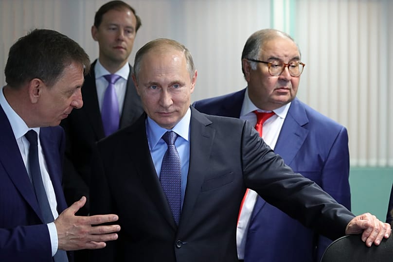Alicher Ousmanov, à droite, se tient derrière le président russe Vladimir Poutine, à Gubkin, dans la région de Belgorod, en Russie, le vendredi 14 juillet 2017
