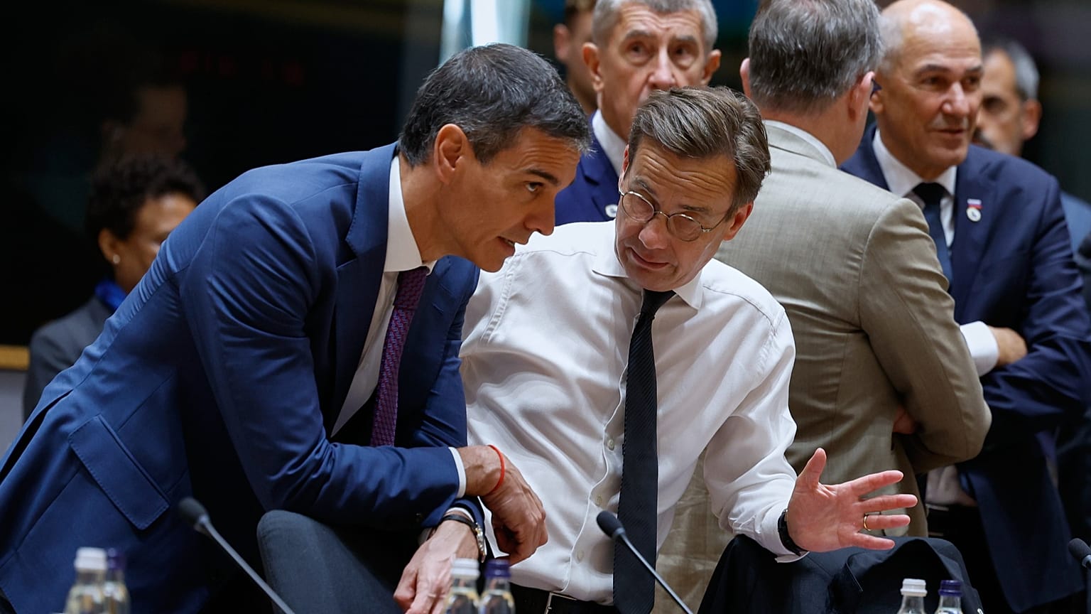 Pedro Sánchez (izquierda) conversa con el primer ministro de Suecia, Ulf Kristersson, durante una mesa redonda en la cumbre de la UE en Bruselas, el 19 de junio de 2026. 