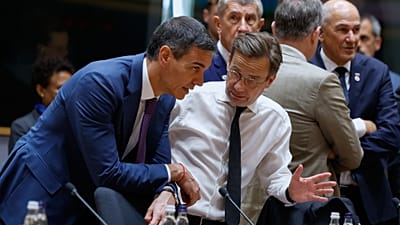 Pedro Sánchez (izquierda) conversa con el primer ministro de Suecia, Ulf Kristersson, durante una mesa redonda en la cumbre de la UE en Bruselas, el 19 de junio de 2026. 
