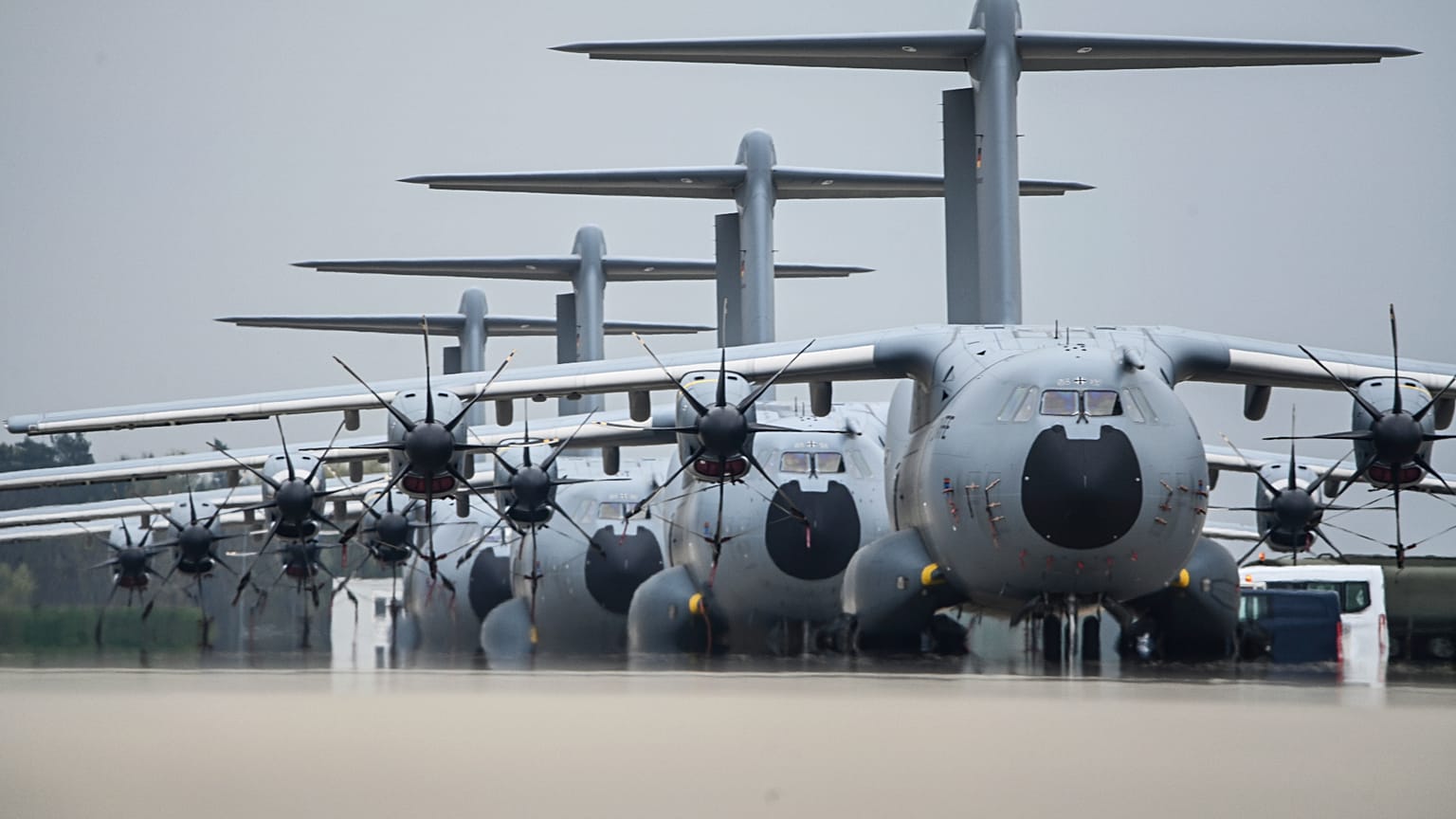 Vier Airbus A400M-Transportflugzeuge der deutschen Luftwaffe stehen am 28. April 2023 auf dem Luftwaffenstützpunkt Wunstorf in Deutschland.