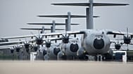 Vier Airbus A400M-Transportflugzeuge der deutschen Luftwaffe stehen am 28. April 2023 auf dem Luftwaffenstützpunkt Wunstorf in Deutschland.