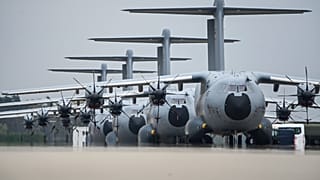 Vier Airbus A400M-Transportflugzeuge der deutschen Luftwaffe stehen am 28. April 2023 auf dem Luftwaffenstützpunkt Wunstorf in Deutschland.