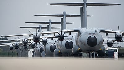 Vier Airbus A400M-Transportflugzeuge der deutschen Luftwaffe stehen am 28. April 2023 auf dem Luftwaffenstützpunkt Wunstorf in Deutschland.
