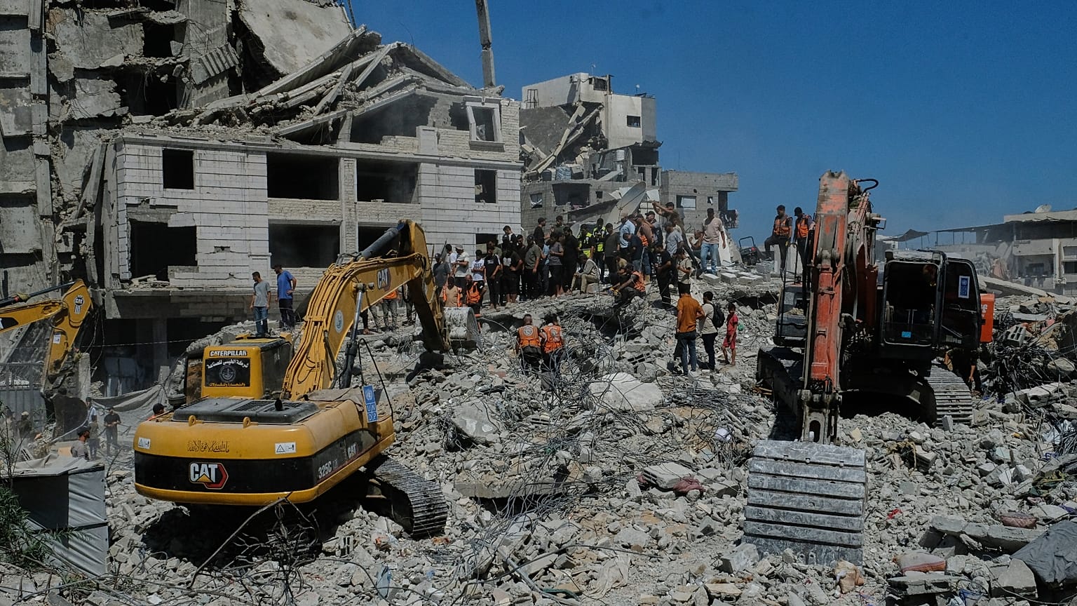 طواقم الدفاع المدني الفلسطيني تبحث عن جثث وناجين بين أنقاض مبنى منهار كان يؤوي فلسطينيين نازحين وتعرض لأضرار جسيمة خلال الحرب بين إسرائيل وحماس، في مدينة غزة، يوم الأربعاء 16 