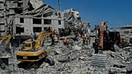 طواقم الدفاع المدني الفلسطيني تبحث عن جثث وناجين بين أنقاض مبنى منهار كان يؤوي فلسطينيين نازحين وتعرض لأضرار جسيمة خلال الحرب بين إسرائيل وحماس، في مدينة غزة، يوم الأربعاء 16 