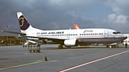 تظهر إحدى طائرتي "بوينغ 737-300" التابعتين لشركة الطيران العارض المصرية "فلاش إيرلاينز" في صورة التُقطت في مطار "كلوتن" بمدينة زيورخ السويسرية في 27 سبتمبر 2002. (صورة من أ ب)