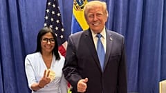 Delcy Rodríguez e Donald Trump posam para uma fotografia durante o encontro em Nova Iorque, EUA, a 22 de setembro de 2026