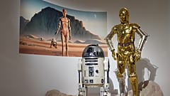 R2-D2 et le costume de C-3PO de John Mollo sont exposés lors de la présentation du Lucas Museum of Narrative Art le 31 août 2026 à Los Angeles.